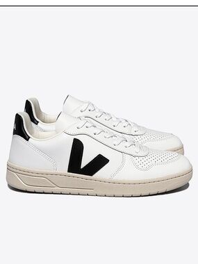 Veja V10 Extra White/Black- size 41 / Mens 8 / Women's 10